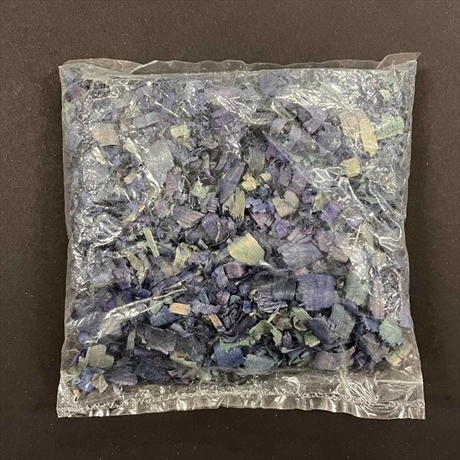 R6112310.jpg RAYHER WOODEN SHAVING FLAKES 20G DARK BLUE - Image 1