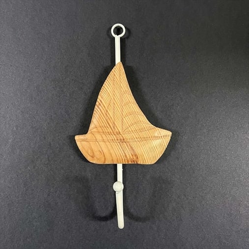 R6179700.jpg RAYHER METAL HOOK+WOODEN BOAT 7.5X9CM - Image 1