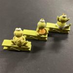 RAYHER WOODEN PEGS WITH POLYRESIN FROGS 3PCS 4CM - Image 2