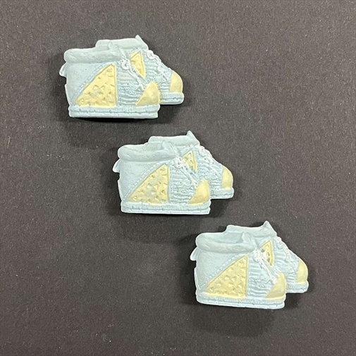 R8804500.jpg RAYHER POLYRESIN OBJECTS BABY SHOES 4.5CM 3PCS - Image 1