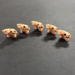 RAYHER POLYRESIN OBJECTS PIGS 2CM 5PCS - Image 2