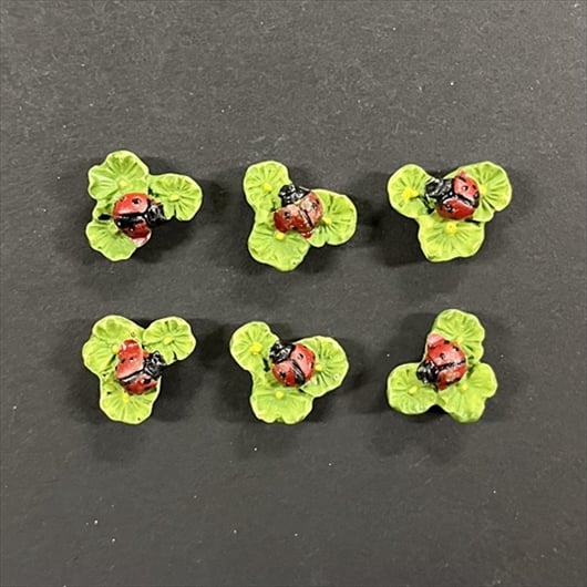 R8621600.jpg RAYHER POLYRESIN OBJECTS CLOVERLEAF WITH LADYBIRD 1.5CM 6PCS - Image 1